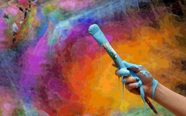 Una persona pintando una pared.