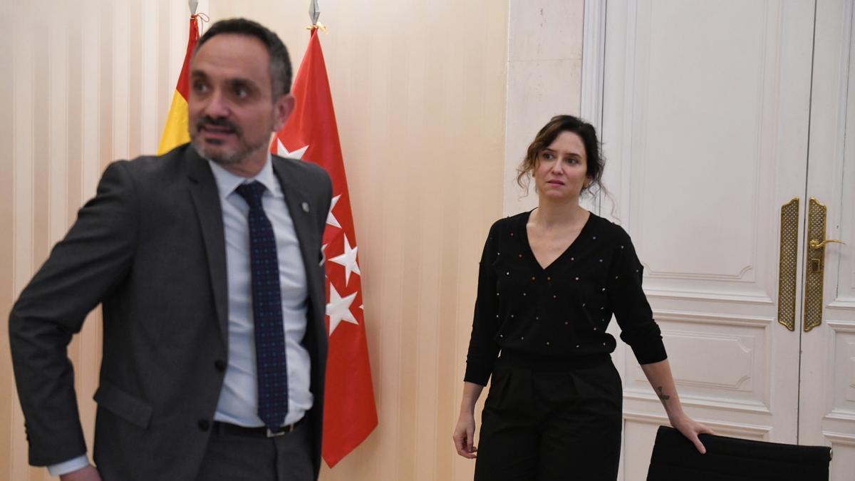 El alcalde de Móstoles, Manuel Bautista, y la presidenta del PP de Madrid, Isabel Díaz Ayuso, en una imagen de archivo.
