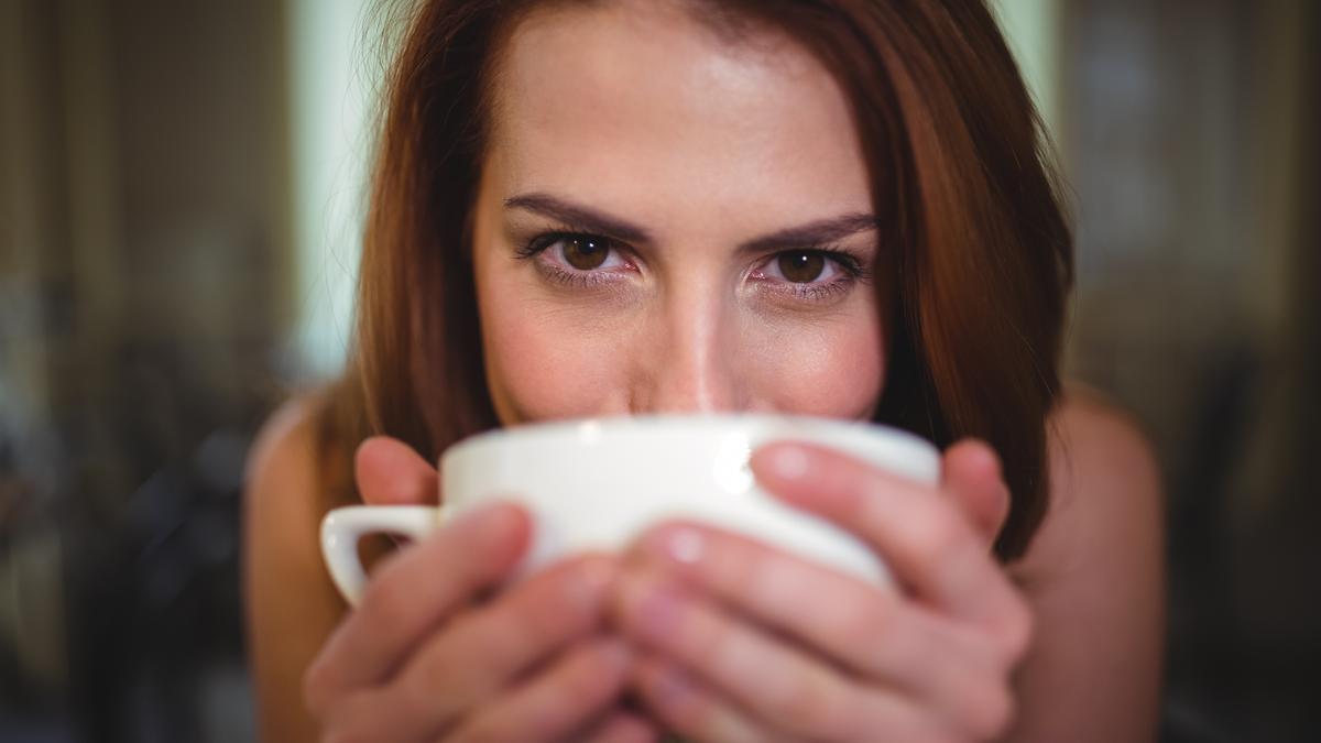 Beber café puede beneficiar al intestino gracias a una bacteria.