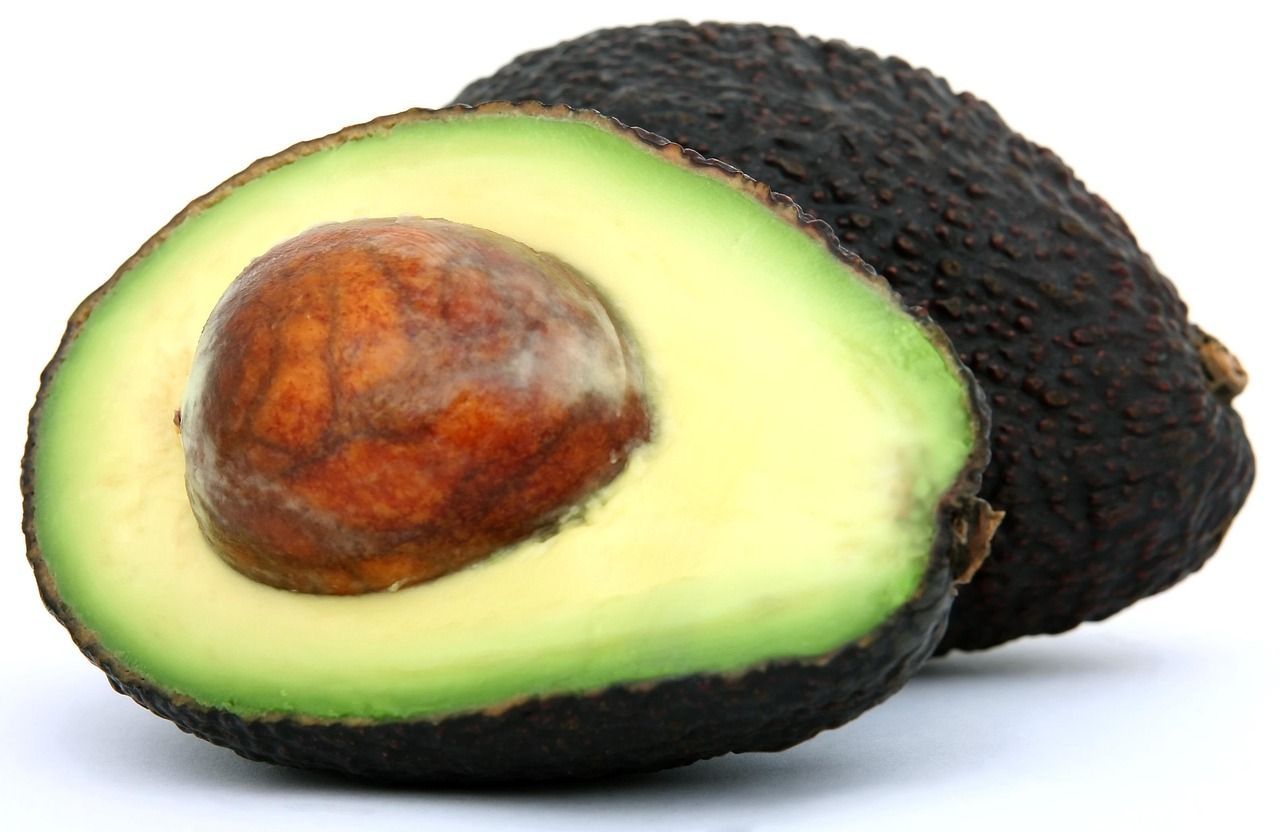 El aguacate es una fruta nutritiva con grasas saludables, pero hay que moderar su consumo.