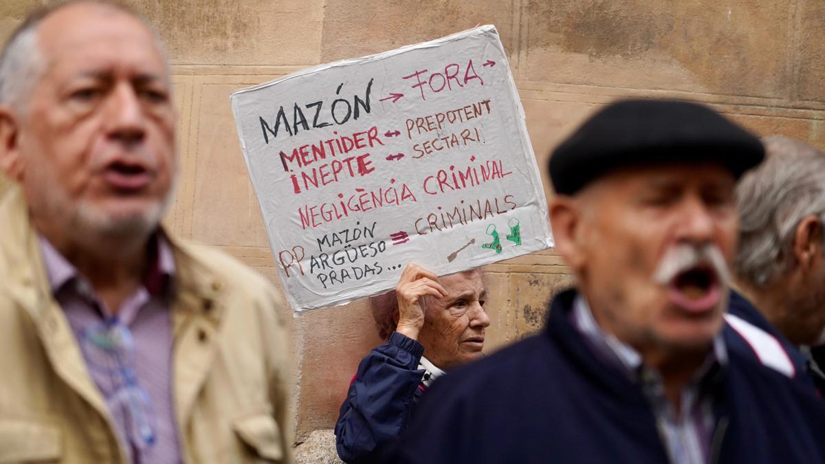 Manifestantes protestan contra el president de la Generalitat Valenciana, Carlos Mazón