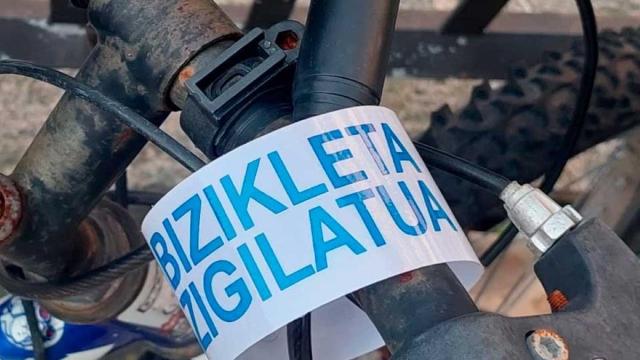 Cinta que pone la Policía en Orio en la bicicleta.