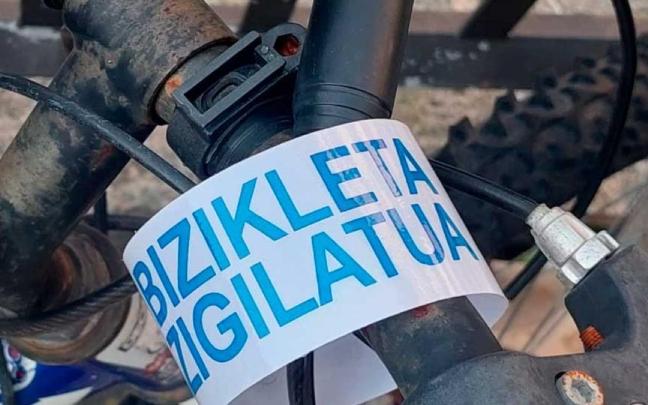 Cinta que pone la Policía en Orio en la bicicleta.
