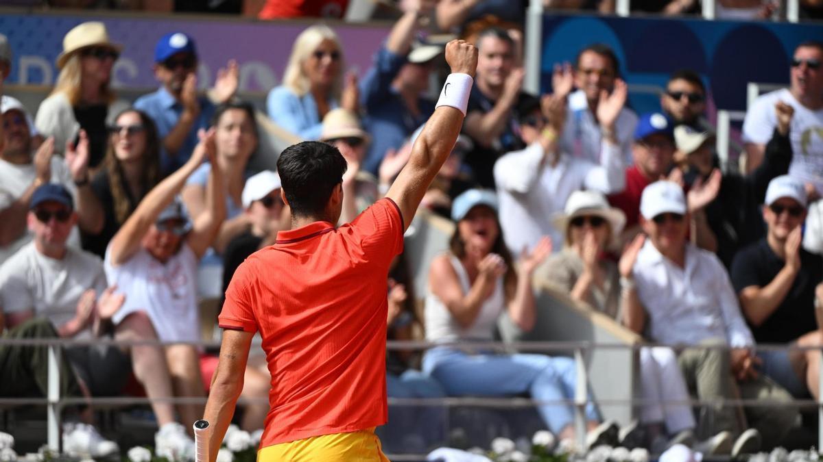 Alcaraz se voltea hacia el público durante la final por el oro olímpico ante Djokovic.