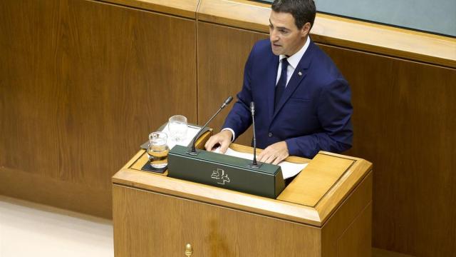 El lehendakari, Imanol Pradales, interviene durante un pleno en el Parlamento Vasco.
