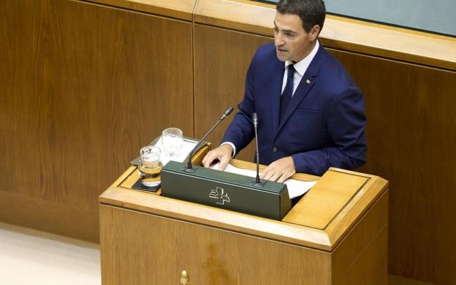 El lehendakari, Imanol Pradales, interviene durante un pleno en el Parlamento Vasco.