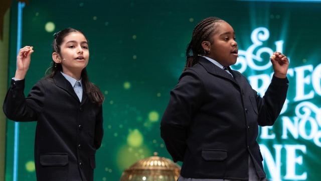 Rosario Martínez Garía (i), y Ainhoa Rosero Gómez (d) cantan el tercer premio, el número 31938.