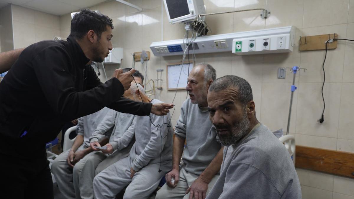 Varios presos palestinos liberados por Israel son examinados en un hospital de Dair El-Balah.