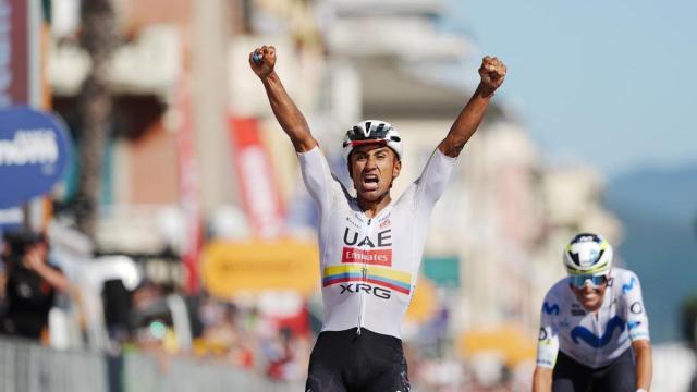 Narvaéz celebra su tercera victoria de etapa en el Giro tras batir a Mas.