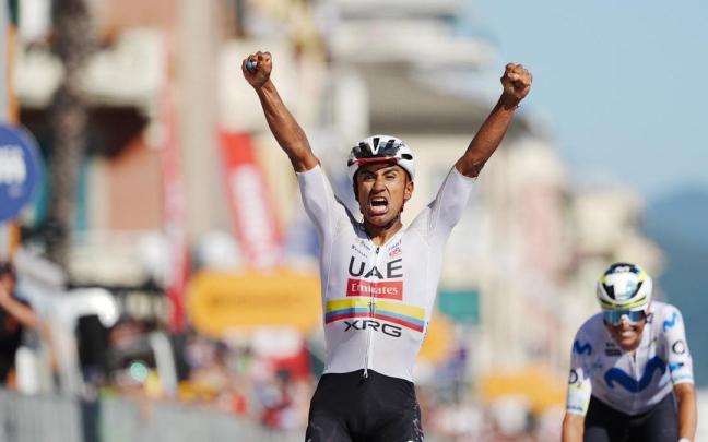Narvaéz celebra su tercera victoria de etapa en el Giro tras batir a Mas.