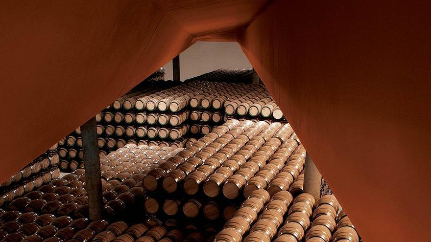 Bodegas Faustino alberga más de 60.000 barricas en las que envejecen los vinos de Rioja de mayor calidad y más de nueve millones de botellas de Reserva y Gran Reserva de Rioja