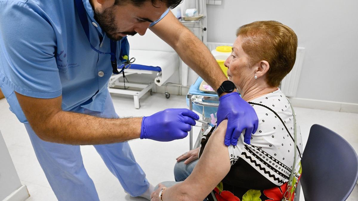Una señora se inyecta la nueva dosis contra el covid en la capital vizcaina, en el primer día de la vacunación conjunta.