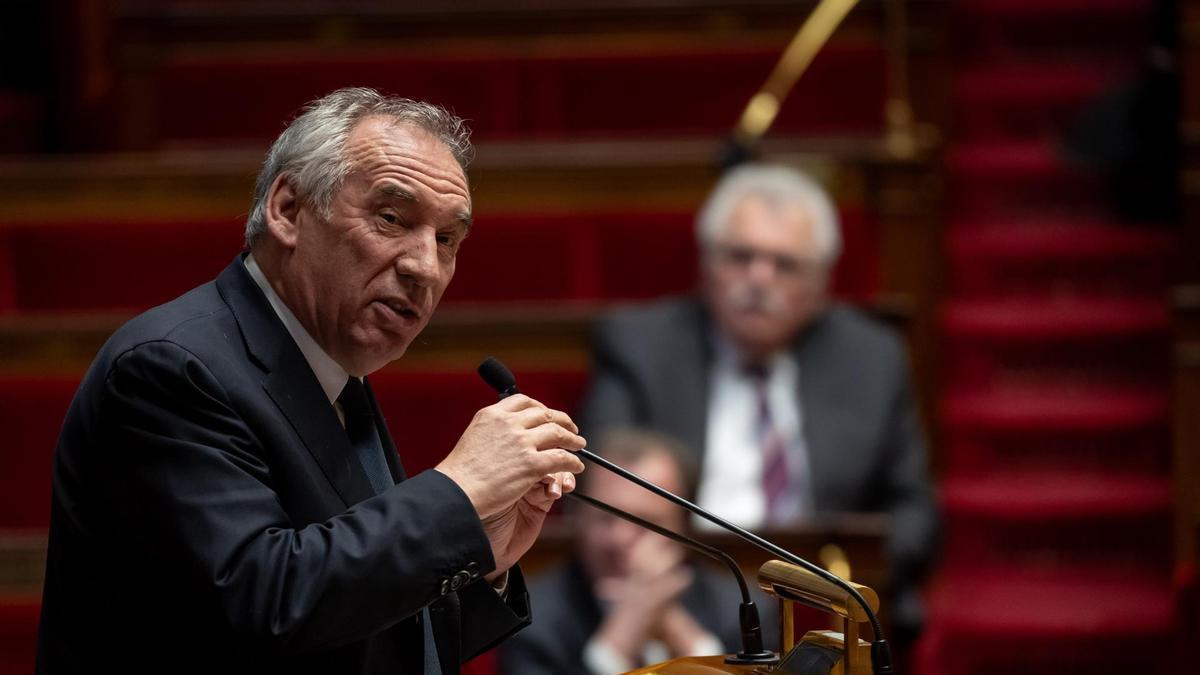 François Bayrou interviene ante la Asamblea Nacional durante la moción de censura.