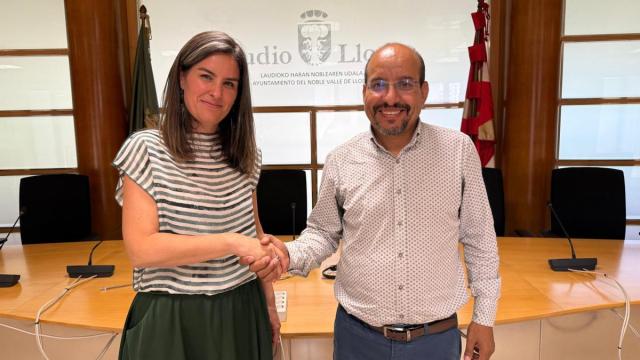 La alcaldesa, Ainize Gastaka, junto a Mujtar Leboihi, representante del Sáhara Occidental