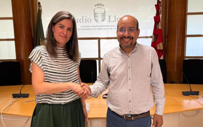 La alcaldesa, Ainize Gastaka, junto a Mujtar Leboihi, representante del Sáhara Occidental
