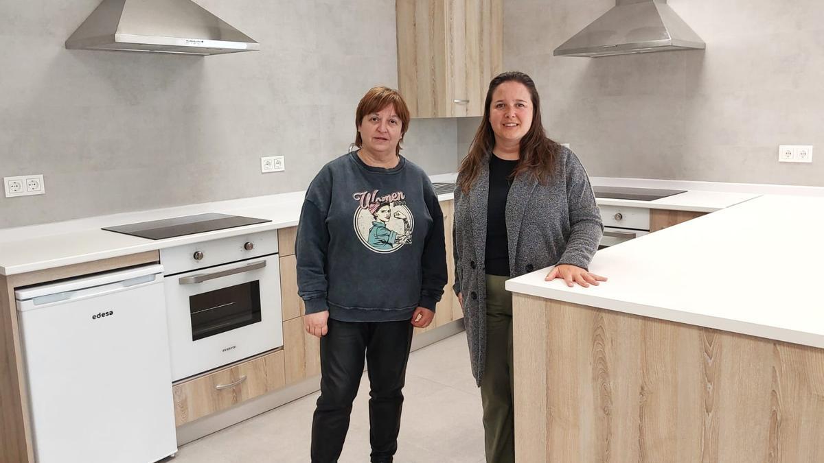 Miembros del Ayuntamiento de Ordizia en la renovada cocina del Gazteleku.