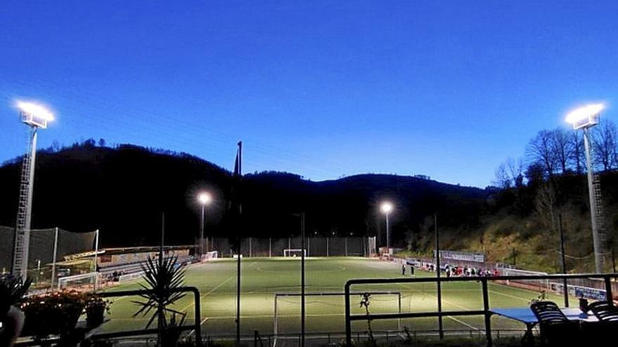 Vista del campo de Ezozia con nueva iluminación. | FOTO: SORALUZEKO UDALA