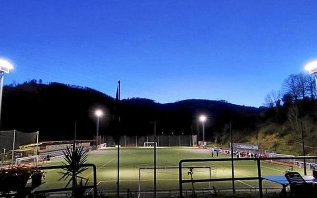 Vista del campo de Ezozia con nueva iluminación. | FOTO: SORALUZEKO UDALA Vista del campo de Ezozia con nueva iluminación. | FOTO: SORALUZEKO UDALA