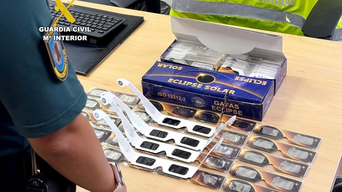 Gafas intervenidas de eclipse solar no homologadas.