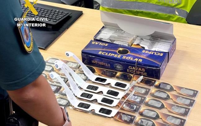 Gafas intervenidas de eclipse solar no homologadas.