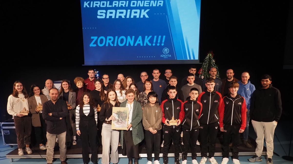 Una foto de grupo puso el punto final a la gala del deporte de Azkoitia.
