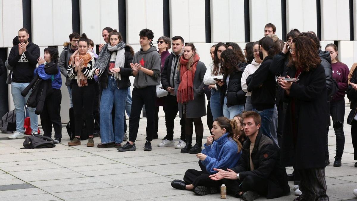 Profesorado y alumnado asistente a los actos del 8 de marzo del Purple Fest.