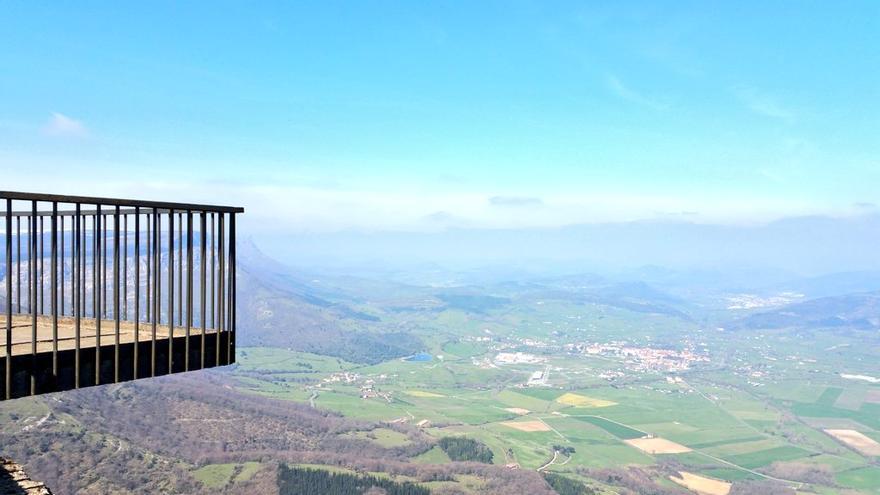 La belleza del Salto del Nervión radica en el agua, sin agua, su belleza se evapora.