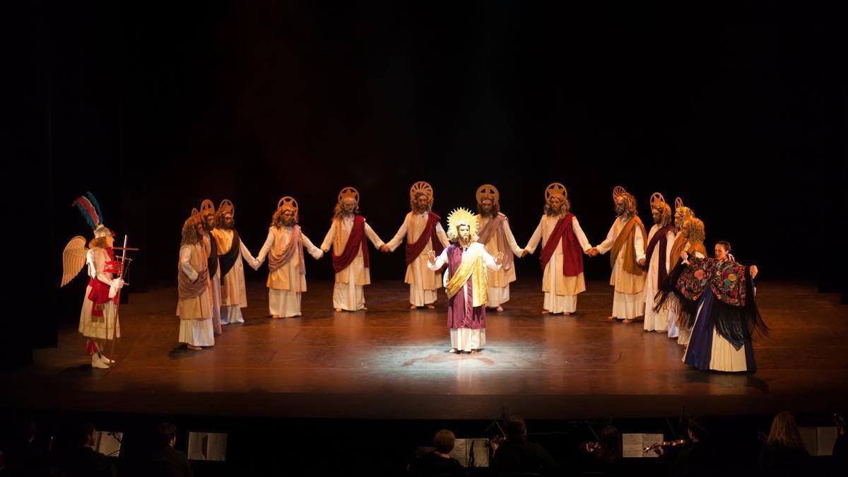 Argia Dantza Taldea durante la representación de "Apostoluen soka-dantza".