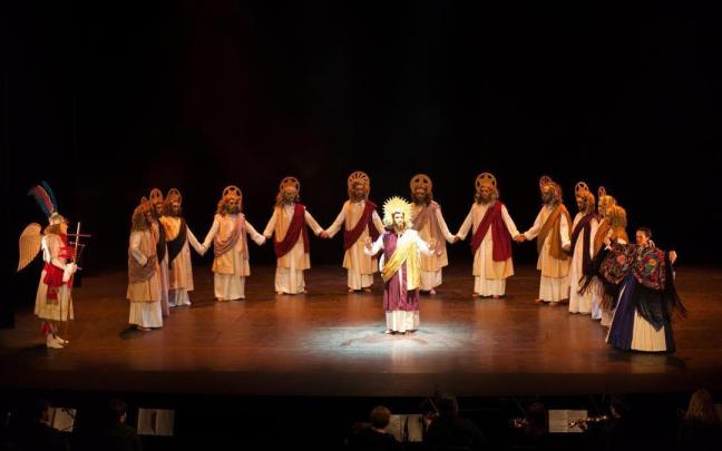 Argia Dantza Taldea durante la representación de "Apostoluen soka-dantza".