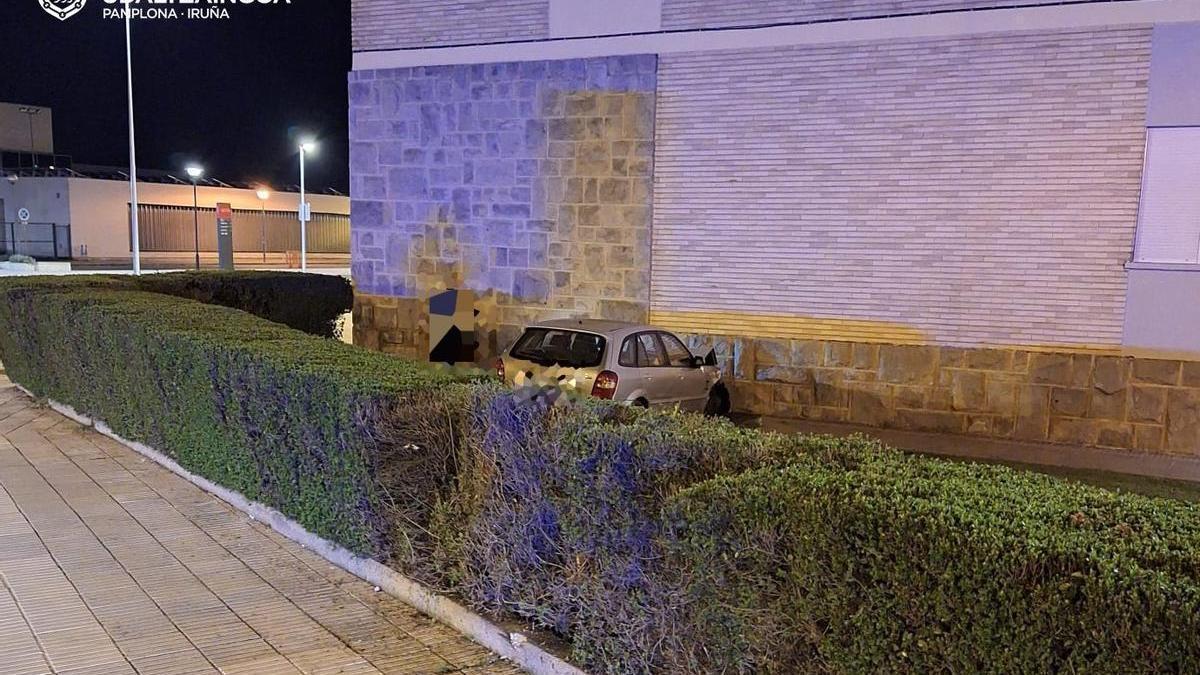 Vehículo accidentado contra la fachada de la UNED en Pamplona. Foto: Policía Municipal