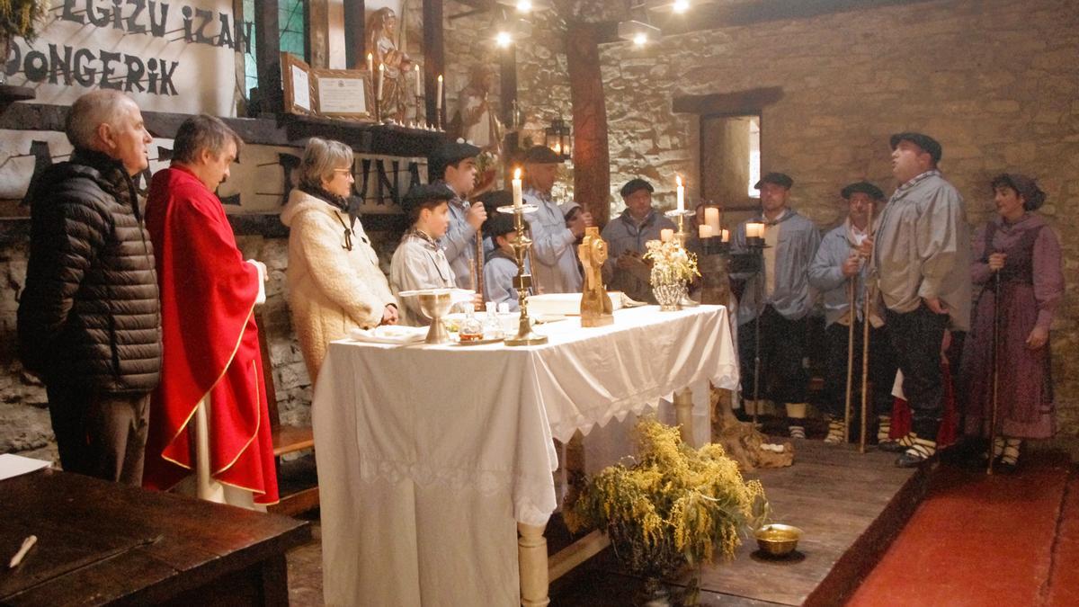 La tradición tiene lugar en la ermita de Santa Águeda de Ipuñaburu