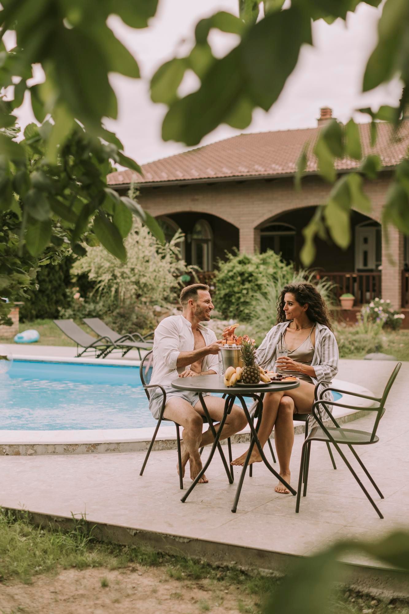 Una pareja disfruta de un desayuno al aire libre.