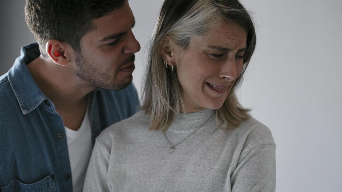 Un hombre hace llorar a su pareja tras discutir con ella.