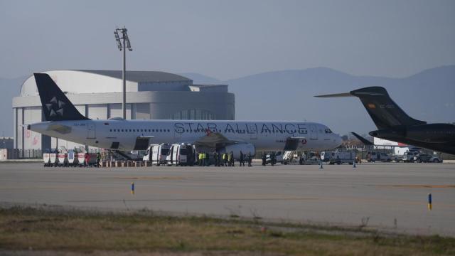 Avión de Turkish Airlines en el que se detectó una "amenaza de bomba", en el Aeropuerto Josep Tarradellas Barcelona-El Prat