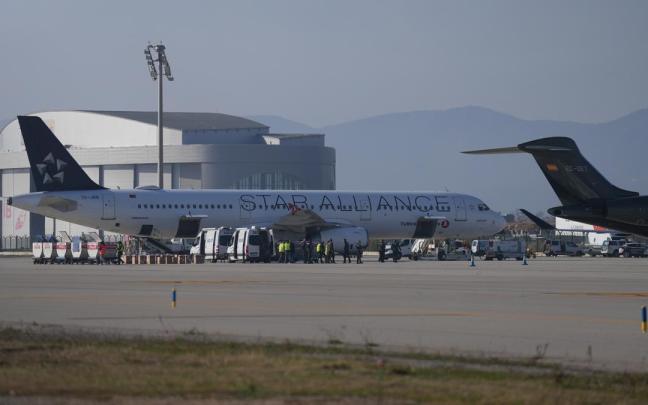Avión de Turkish Airlines en el que se detectó una "amenaza de bomba", en el Aeropuerto Josep Tarradellas Barcelona-El Prat