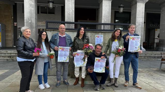 Comerciantes y Ayuntamiento en la presentación de la Semana del Comercio / Ayuntamiento de Laudio Comerciantes y Ayuntamiento en la presentación de la Semana del Comercio