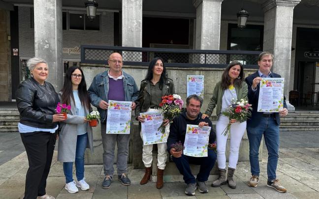 Comerciantes y Ayuntamiento en la presentación de la Semana del Comercio / Ayuntamiento de Laudio Comerciantes y Ayuntamiento en la presentación de la Semana del Comercio