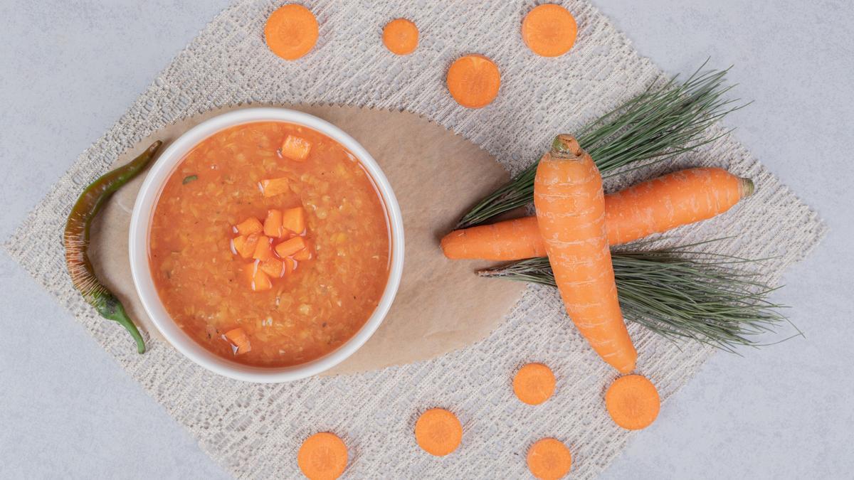 Un cuenco de crema de zanahoria.