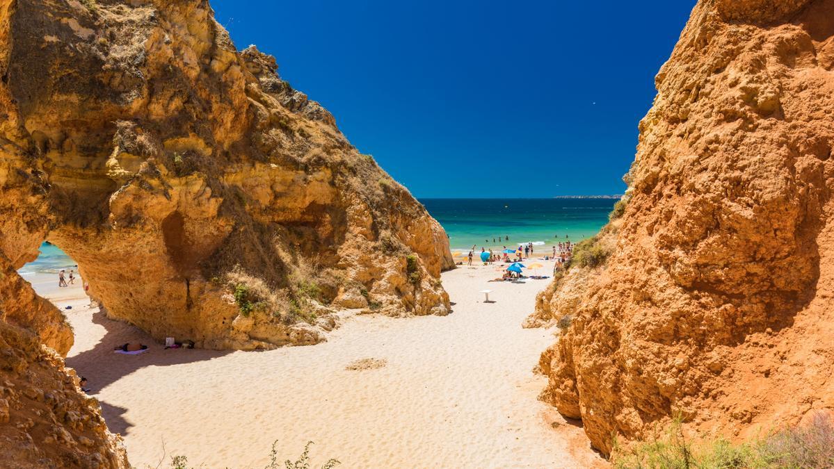 Praia dos Três Irmãos, Algarve, en Portugal.