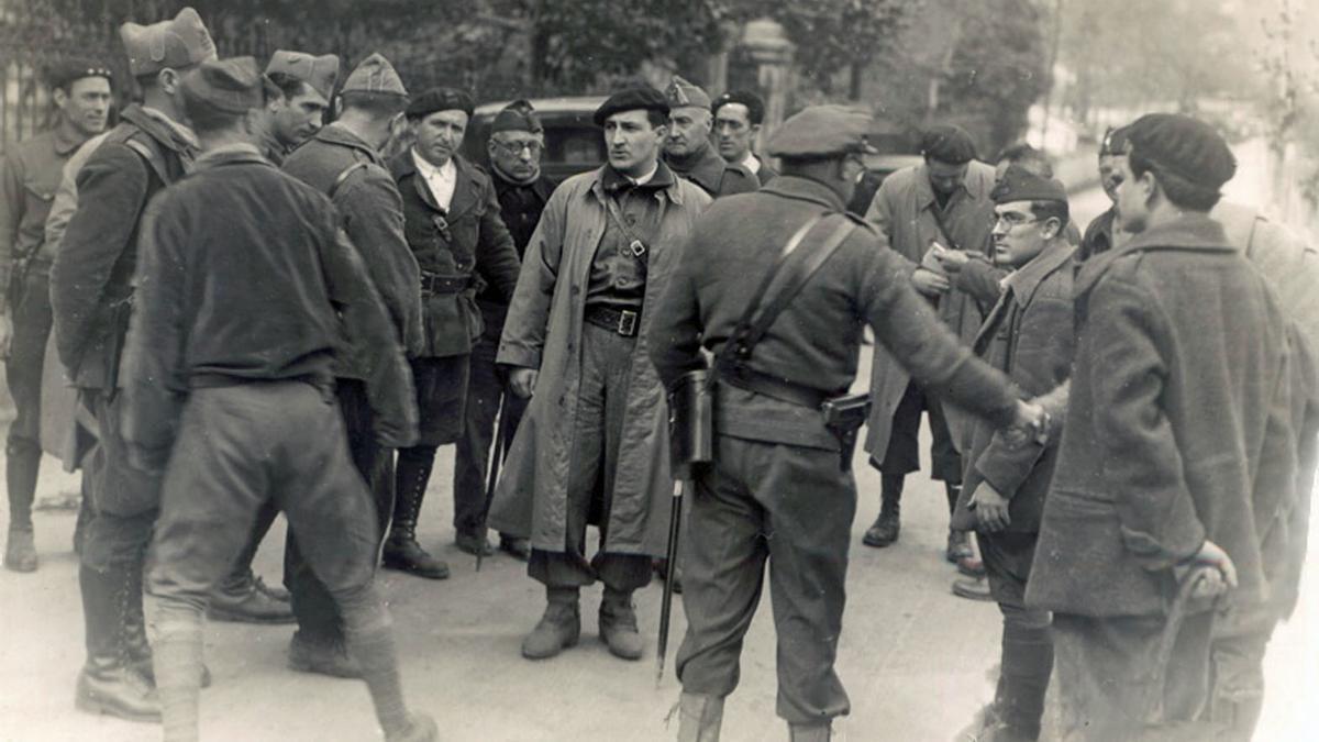 Agirre conversa con un grupo de gudaris en el frente de guerra.