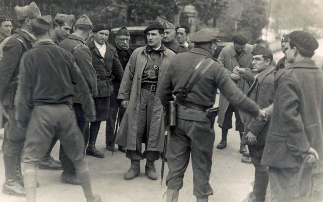 Agirre conversa con un grupo de gudaris en el frente de guerra.