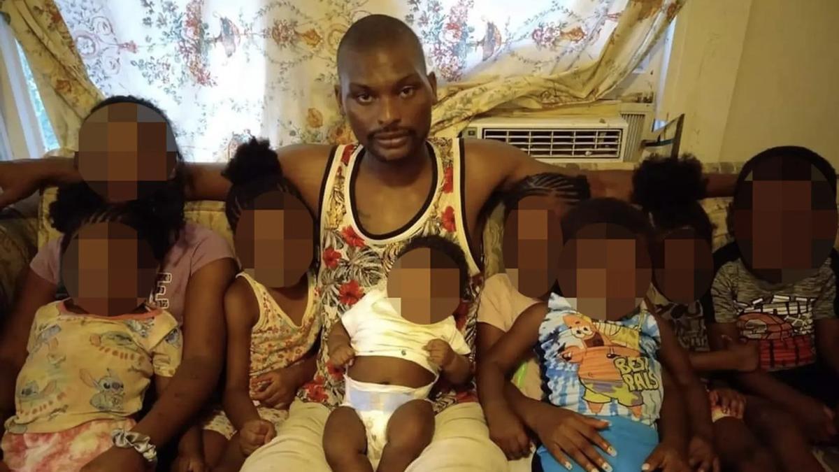 Shamar Elkins, junto a sus hijos en una imagen publicada en sus redes sociales.