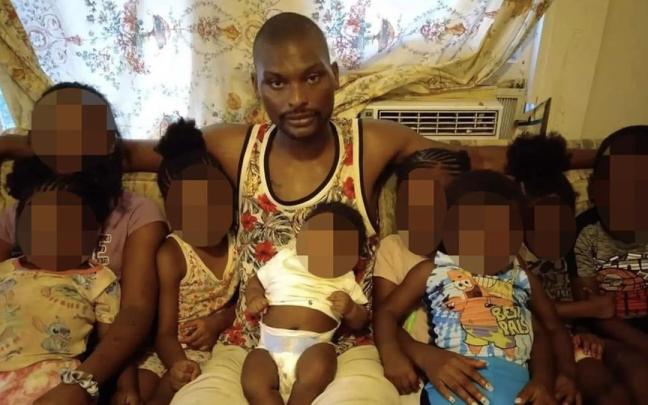 Shamar Elkins, junto a sus hijos en una imagen publicada en sus redes sociales.