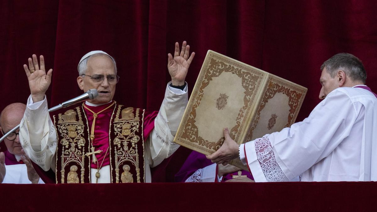 El Papa León XIV se dirige a las miles de personas congregadas en la Plaza de San Pedro
