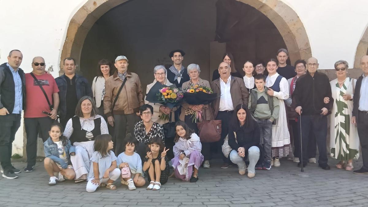 Patxi Lizarazu, Itziar Astigarraga, Gema Lizarazu y Jesús Mari Kerejeta, en el centro, con los familiares con los que celebraron las bodas de oro.