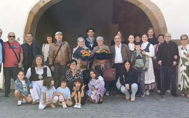 Patxi Lizarazu, Itziar Astigarraga, Gema Lizarazu y Jesús Mari Kerejeta, en el centro, con los familiares con los que celebraron las bodas de oro.