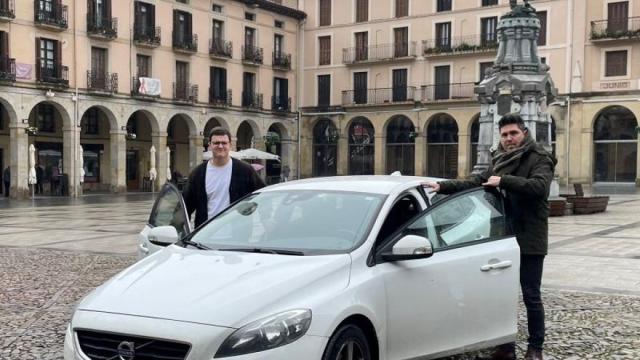 El concejal Iñaki Mendiluze y el alcalde Mikel Serrano.