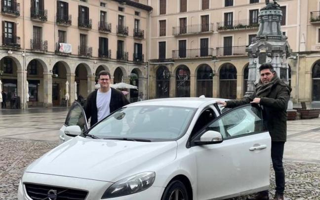 El concejal Iñaki Mendiluze y el alcalde Mikel Serrano.