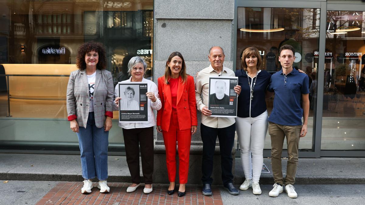 Cristina Mayor y Pedro Llona, participantes del proyecto, junto a las alcaldesas de sus respectivos municipios y los responsables de BBK Fundazioa
