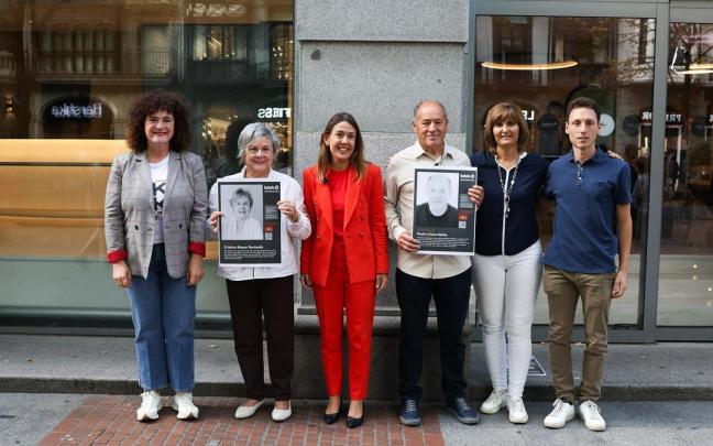 Cristina Mayor y Pedro Llona, participantes del proyecto, junto a las alcaldesas de sus respectivos municipios y los responsables de BBK Fundazioa